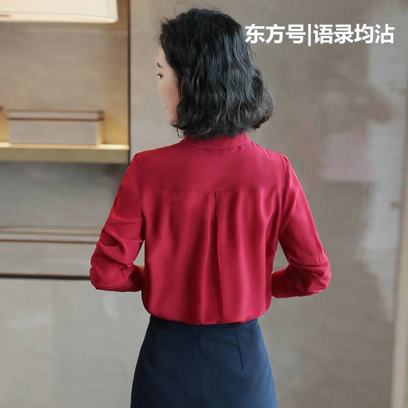 50岁女人别穿的那么老气,薄而不透的真丝衫,让你年轻不止十岁