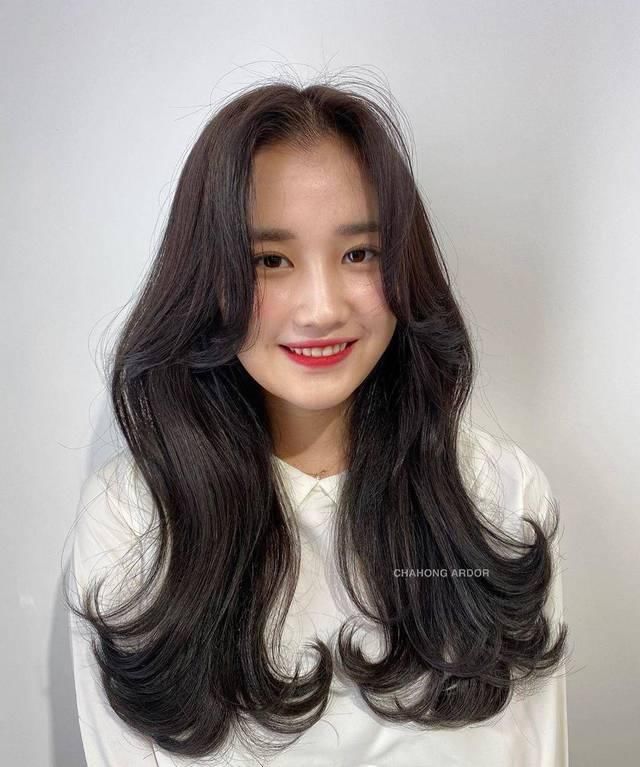  【女生】营造慵懒女人味：今年春天，韩国女生都在烫这种「千金系」波浪卷