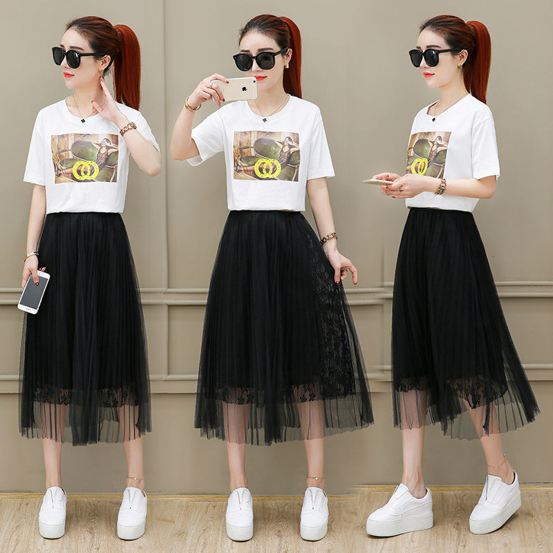 小姨已经40岁，穿了棉麻短裤套装+小白鞋，美的让人移不开眼