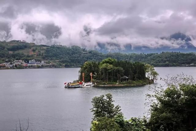 这个湖与邛海、泸沽湖齐名，是四川第三大天然高原湖泊