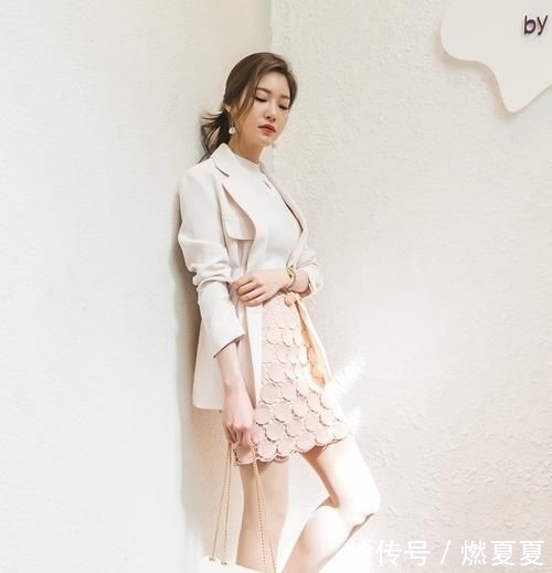 #少女#朴正允:白色的棉毛背心搭配上青春活泼的少女粉,你喜欢吗?