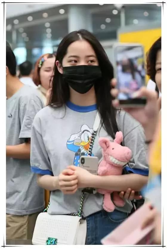 厉害呀欧阳娜娜，随便穿个童装也能美翻天，网友：裤子湿了吗？