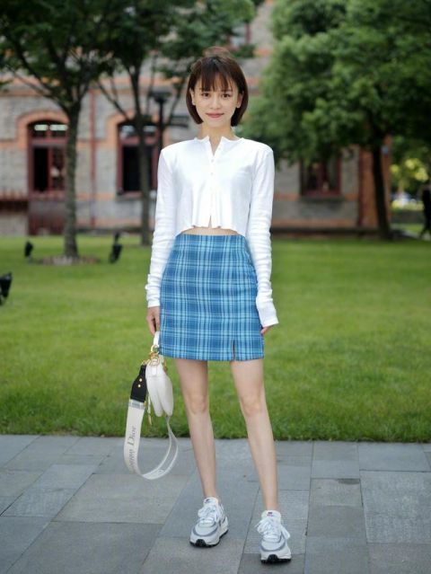  时髦：衣服在精不在多，今夏小个子备齐这4个基础款，时髦有范还显高