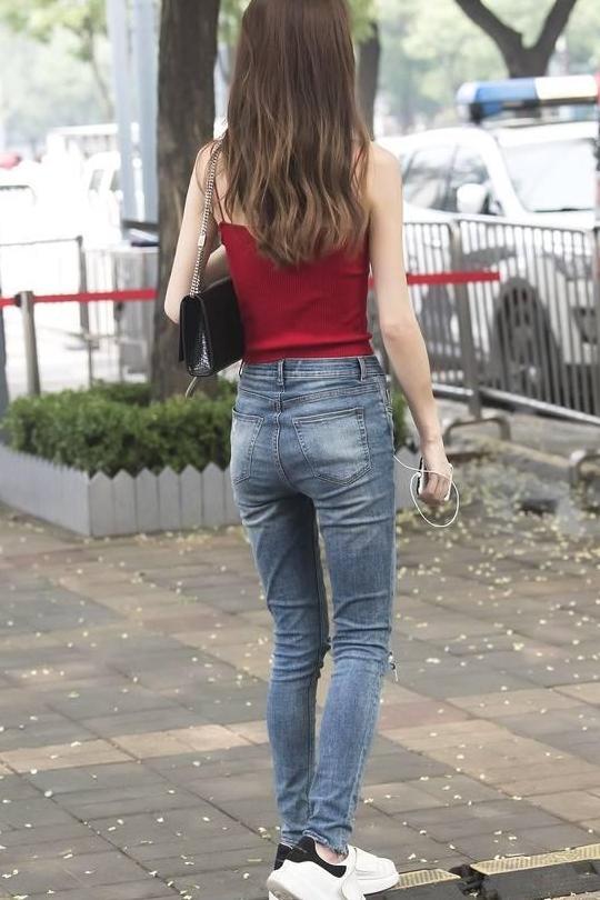 紧身牛仔、吊带衫，带来一丝小清新的感觉
