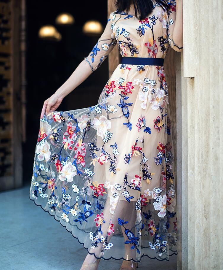 女人尽量不要穿黑裤子，瞧瞧港式女人这样穿，太惊艳了，美飞