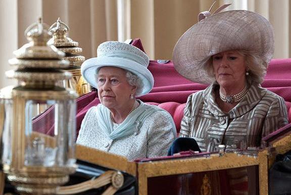 92岁的女王“完胜”71岁的卡米拉，卡米拉满脸皱纹，尽显老态