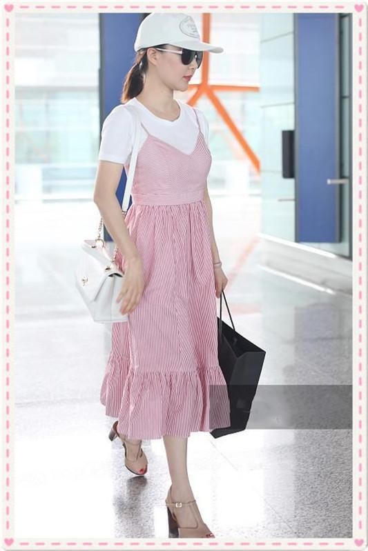 舒畅真会穿！吊带裙里套T恤居然一点都不丑，网友：这叫个性！