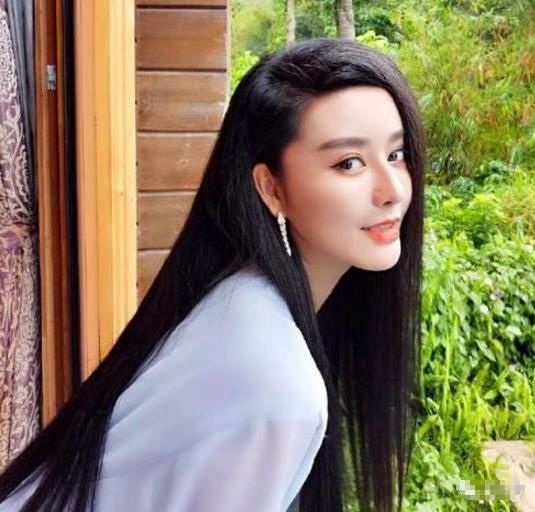 黄奕的前夫微博上发了一张照片，范冰冰躺枪！并配文：这是谁啊？