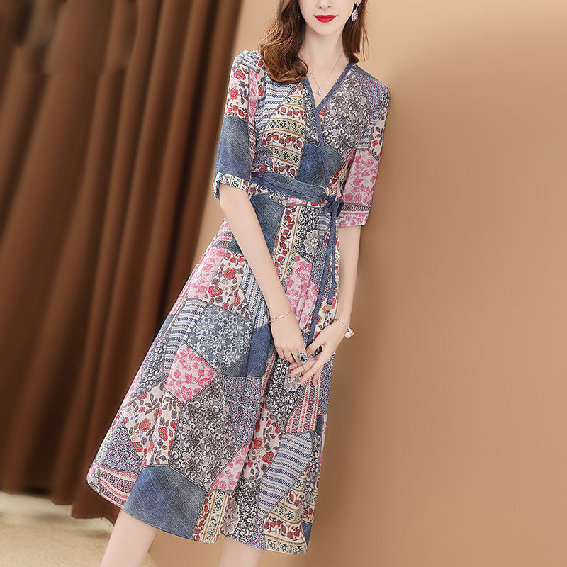 受不了!48岁小姨穿起今年巨火的棉绸裙，简直美绝!贼减龄美嫩