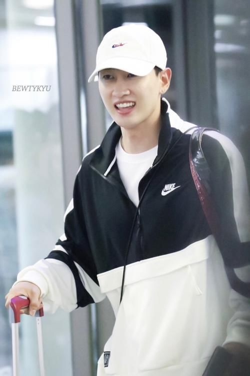 短暂的家族旅行结束!银赫仁川入境满载而归