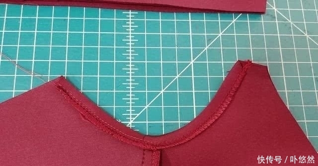 『添加』礼服这样设计才独具一格,原来是从胸前添加褶皱,更加立体有质感