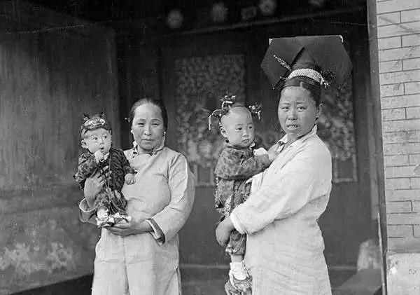 美国人在鞋盒里发现了6000张中国老照片，轰动全世界