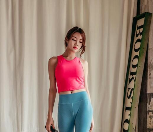 紧身裤秀出美女迷人的身材，绽放出女性女神范的魅力！