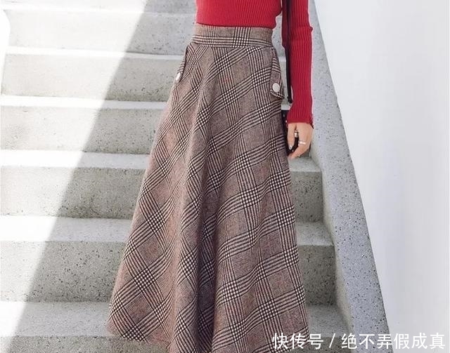  【女生】穿这高腰A字裙，突显纤细腰部，让女生看起来高挑且瘦削。