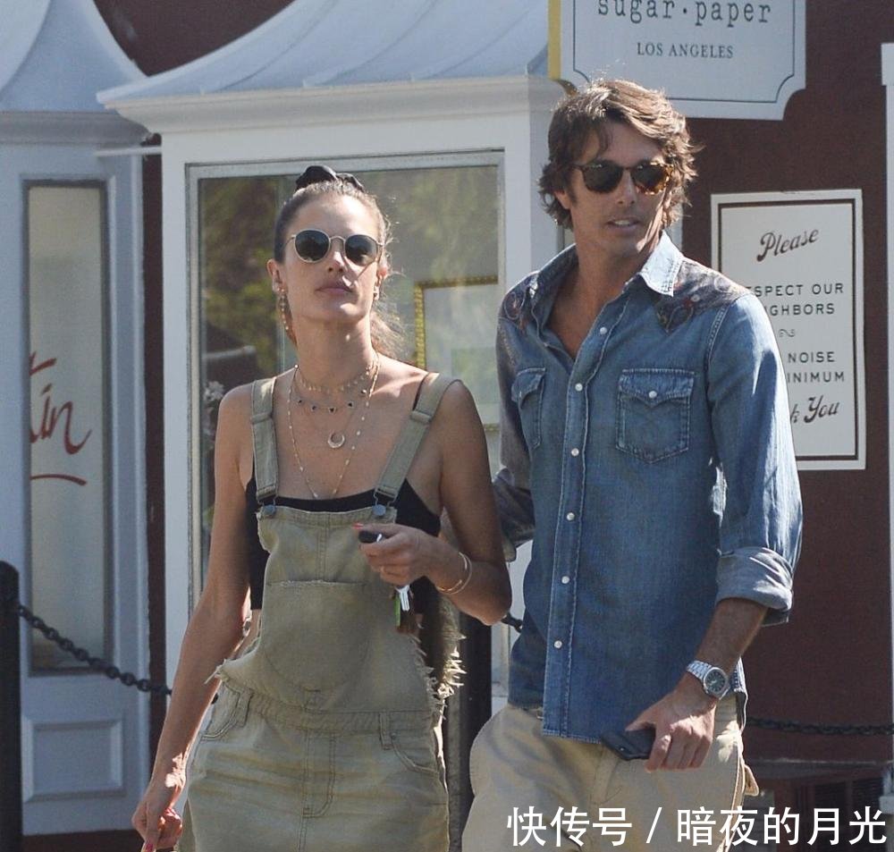 超模亚历山大安布罗休穿牛仔吊带裙秀美腿 和新男友热恋街头拥吻