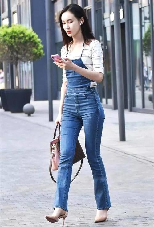 路人街拍：姑娘清纯又时尚，凸显完美身材曲线，尽显妩媚女人味！