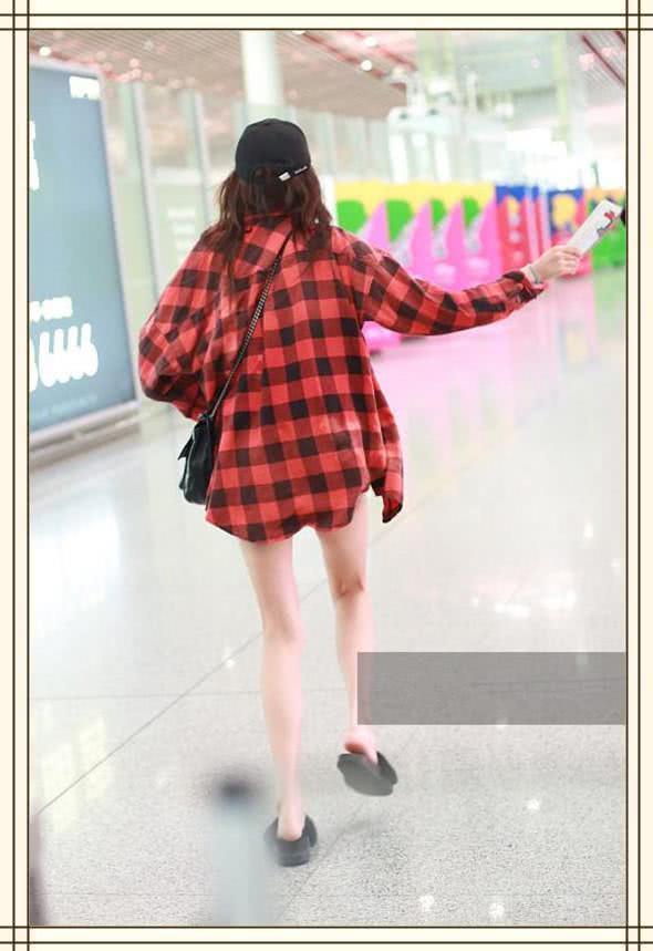 关晓彤真拼！这么的长腿还穿如此短的热裤，网友：难怪一直用包挡