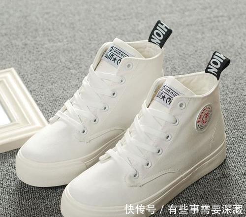 「搭配」无论是阔腿裤还是连衣裙,今年春夏都流行搭配帆布鞋穿!