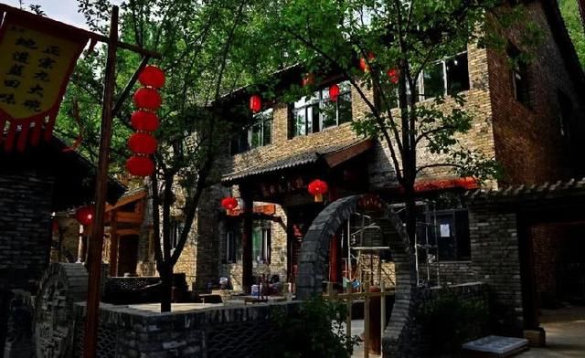 中国最“作死”的景区，一碗面就敢卖到30块，如今惨淡成空城！