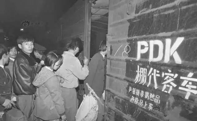  排队■被藏40年的春运偷拍照：那一年，我排队到通宵，那一年…