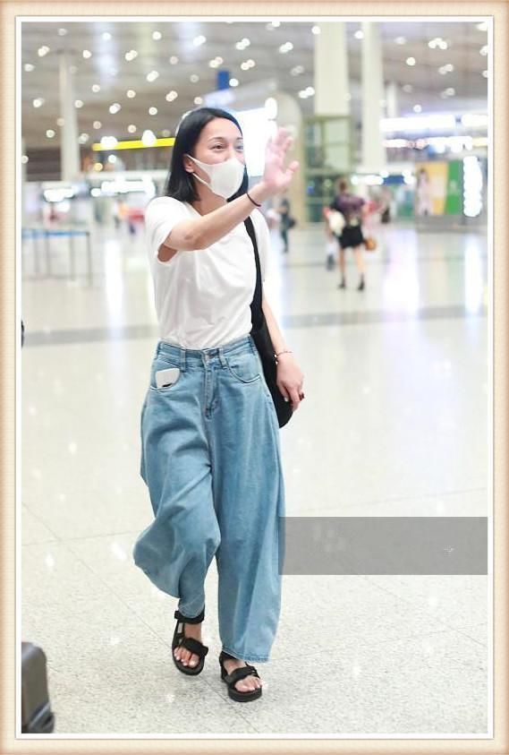 机场上的周迅邋遢不堪，时装周上却美出天际，网友：这才是真女神