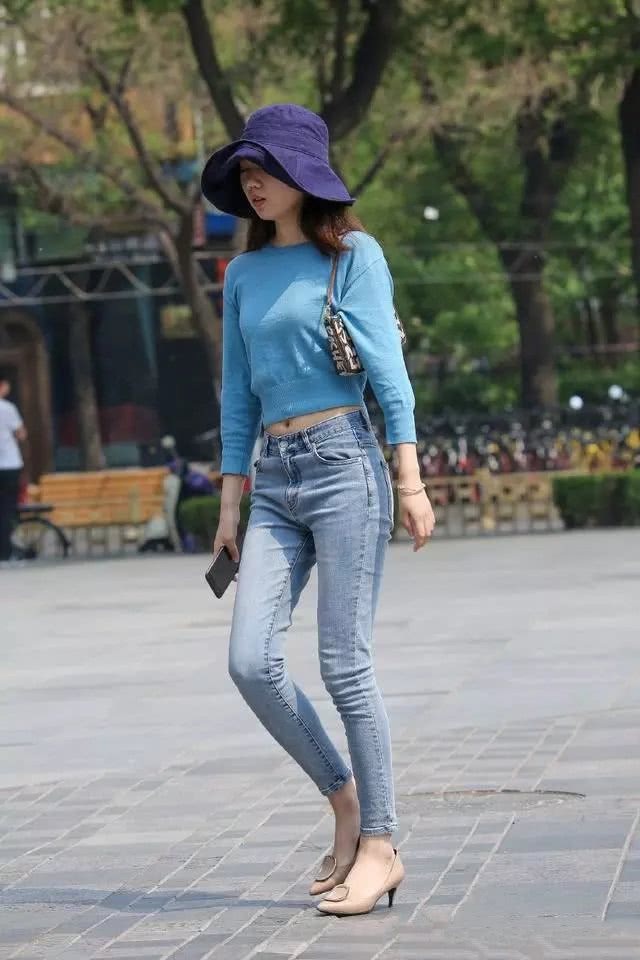 穿着紧身牛仔裤的3个美女，身材凹凸紧致，吸引力十足！