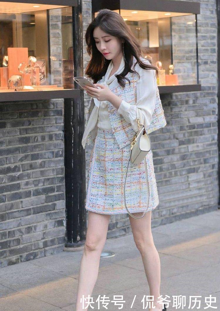  『显得』小姐姐身穿绿色条纹套装，搭配一双黑色运动鞋，显得特别精神