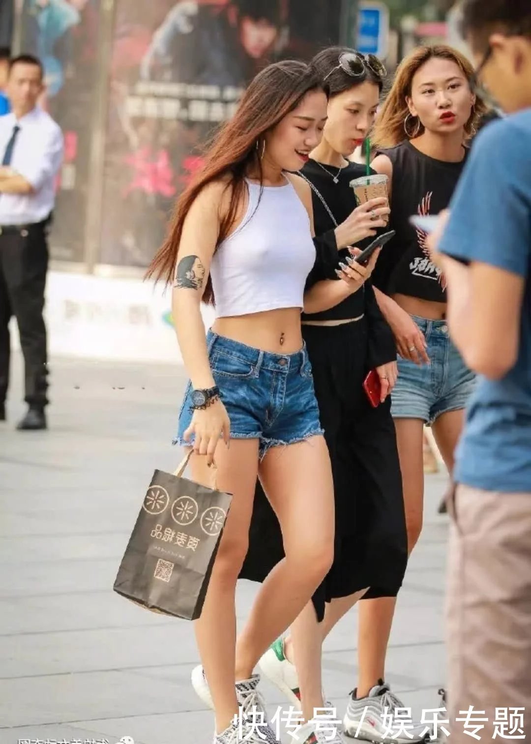 辣妹热裤秀笔直双腿和健美蛮腰，真空穿着背心，时尚又俏皮