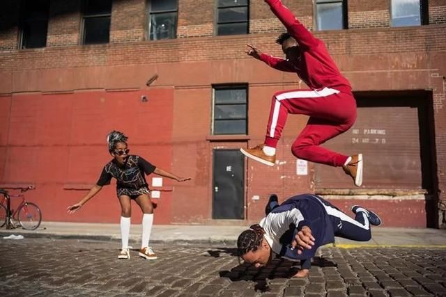 今年最嘻哈的球鞋来了！不仅火了 50 年，还是说唱大佬的最爱！