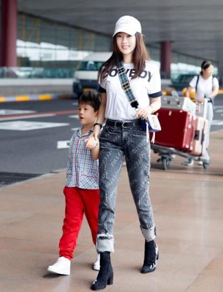 37岁霍思燕打扮像25少女，嗯哼睡衣抢镜，网友:长大后还得了