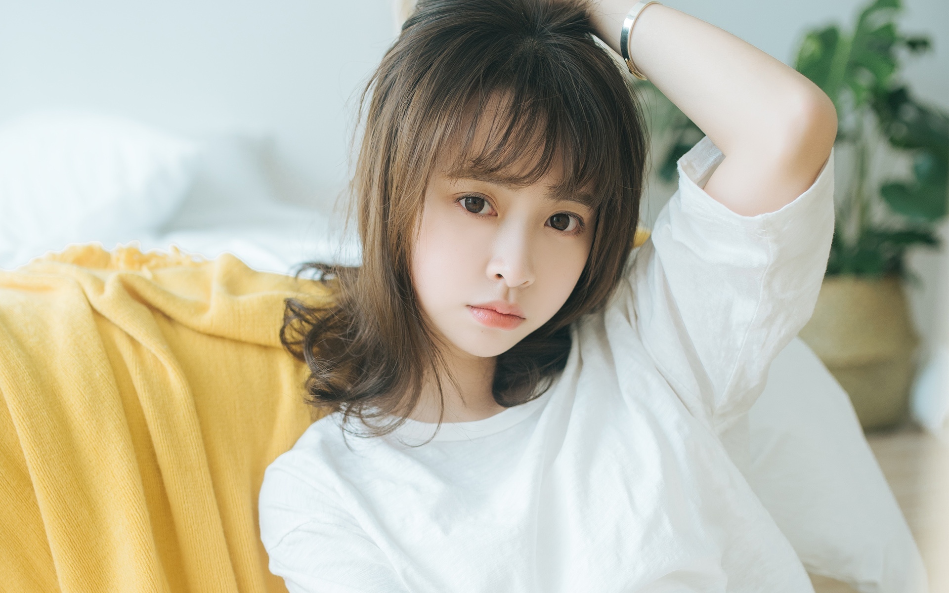 白色T恤短发少女的慵懒写真