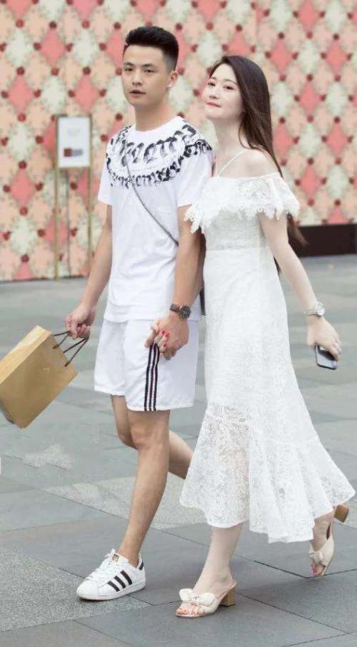 暑假看了这些全是腿的小姐姐, 超短裤加上一字肩！太迷人！