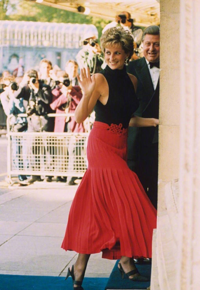 英伦玫瑰戴安娜王妃，网友:她的时尚穿衣服从来不会超过两种颜色