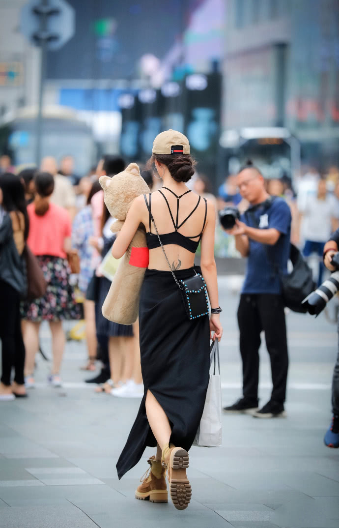 颜值小姐姐,穿一件黑色的吊带装与不穿有什么区别呢?傲人的上围