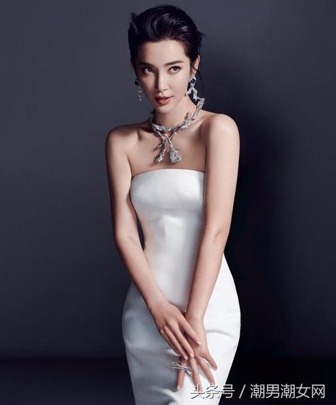 李冰冰大玩湿发诱惑，红唇妩媚，穿吊带上衣尽显玲珑曲线