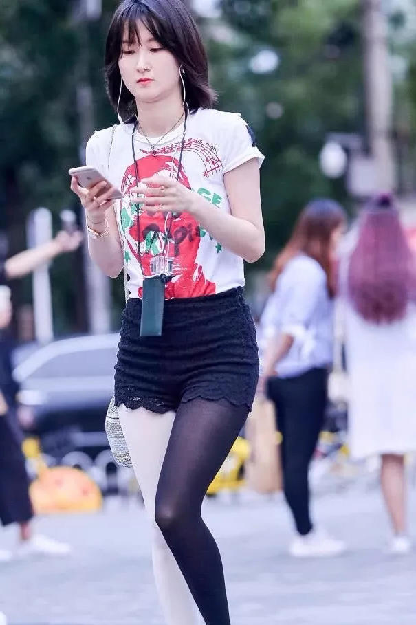 气质小姐姐高挑热裤显苗条修长双腿，黑白丝让人捉摸不透