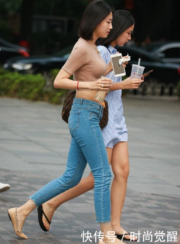 漂亮有气质的牛仔裤美女，修长美腿十分引人注目！