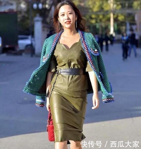  『美女』街拍美女时尚，身材好就是让人开心，回头率很高