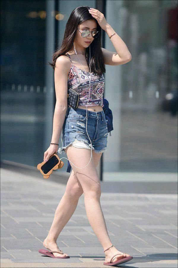 街拍,吊带上衣怎么穿才时尚,看看她们怎么穿