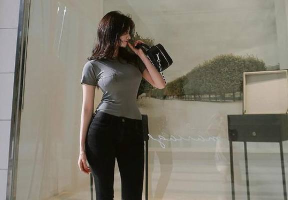 白皙甜美的牛仔裤美女，苗条高挑，展现出时尚女人的韵味！