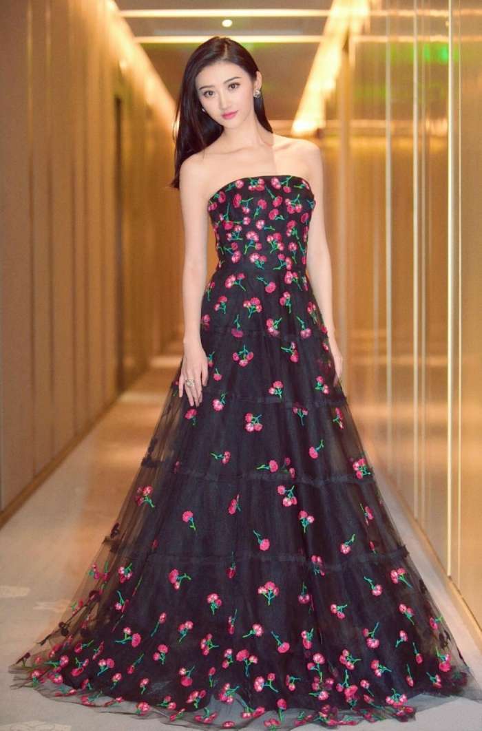 景甜穿深V领连体裤耍酷, 网友: 我只关心她穿这样怎么上厕所