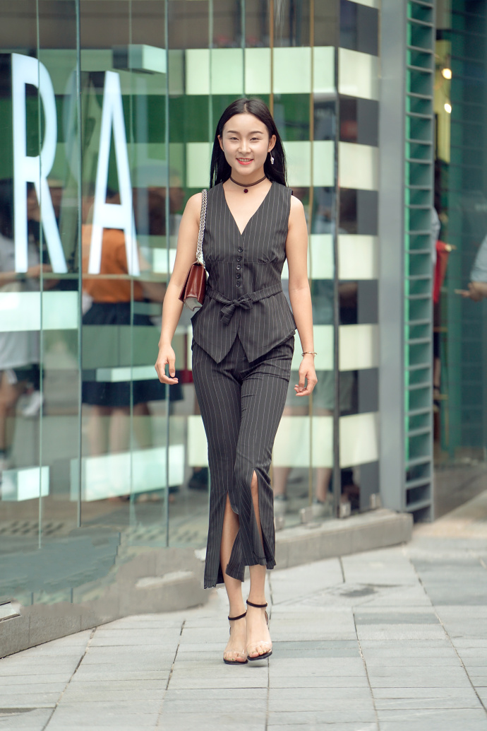 路人街拍：清新美丽的小姐姐，短装下的修长美腿最耀眼