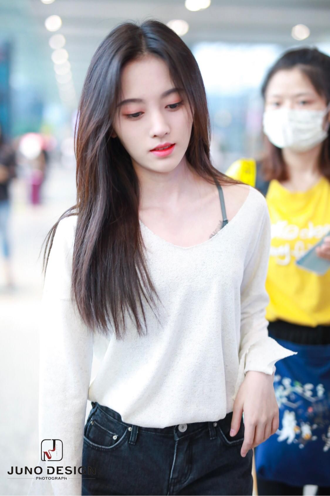 四千年美女鞠婧祎穿露肩装忒撩人，回眸一笑更撩，网友:被迷住了