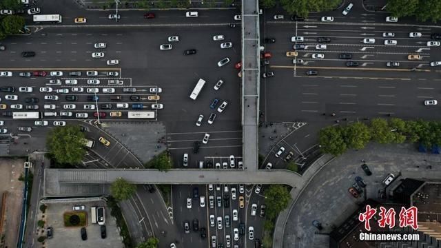  『复苏』复苏，武汉出现小范围堵车