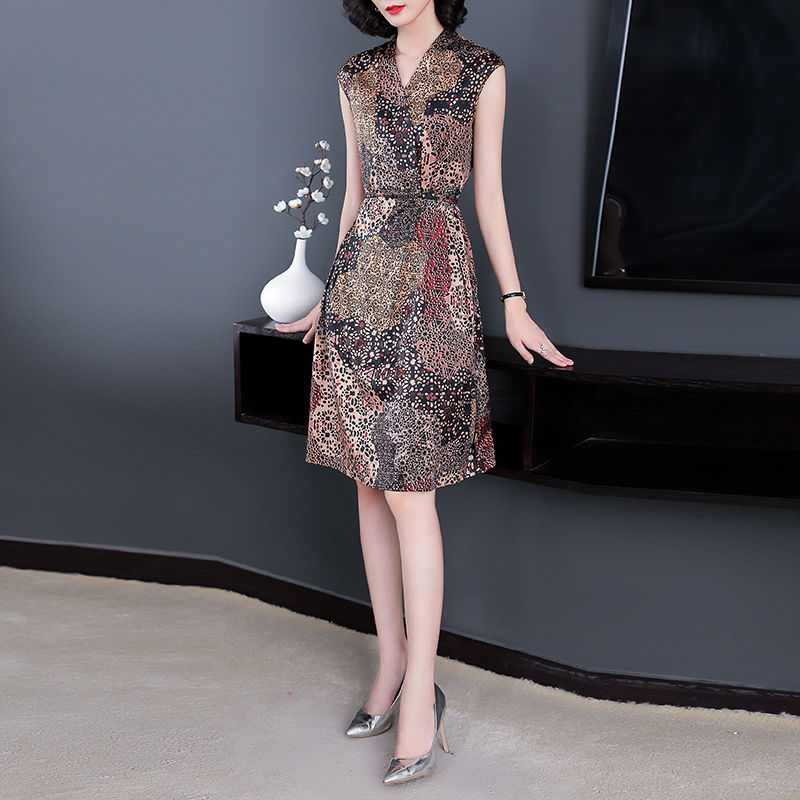 瞧瞧下面这个女人，好身材尽显无遗，妩媚又性感~