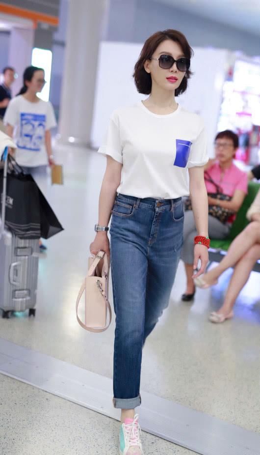 陈数穿这么简单，穿错小女孩的鞋子就出门，女神气质藏不住!