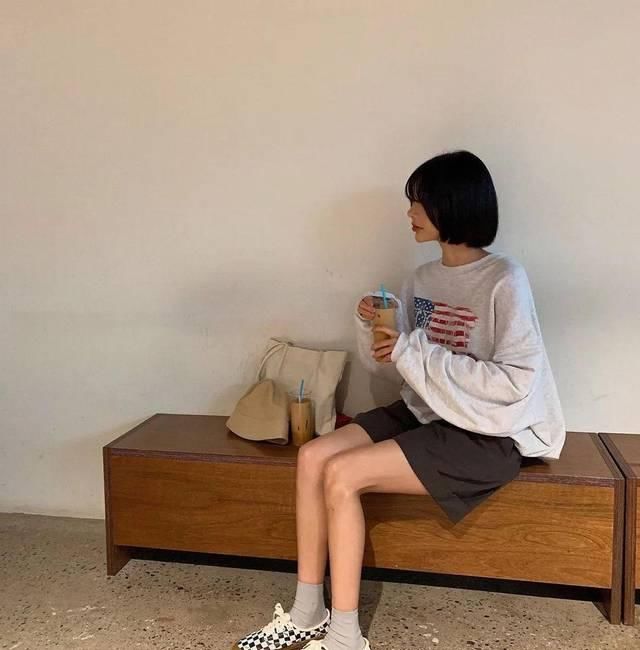  卫衣■穿错卫衣真的土！卫衣+小白鞋 、卫衣+帆布鞋才是真好看！