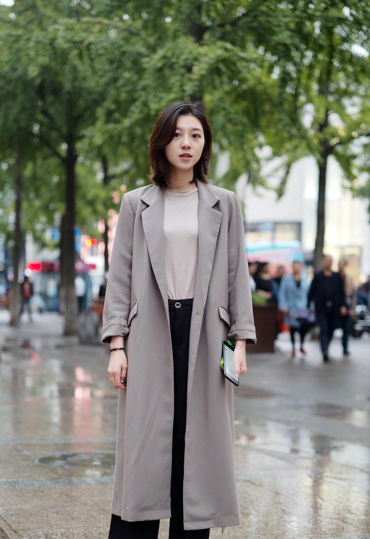 「上线」美女街拍:如果我消失了,谁会每天开着微信傻傻的等着我上线