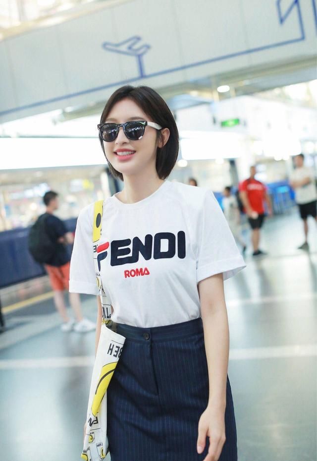 张俪在机场又调皮了,T恤玩出新花样,你可学会了