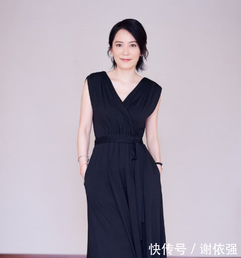 不老女神俞飞鸿快要奔五的人了还能撑得起这条连体的裤子！